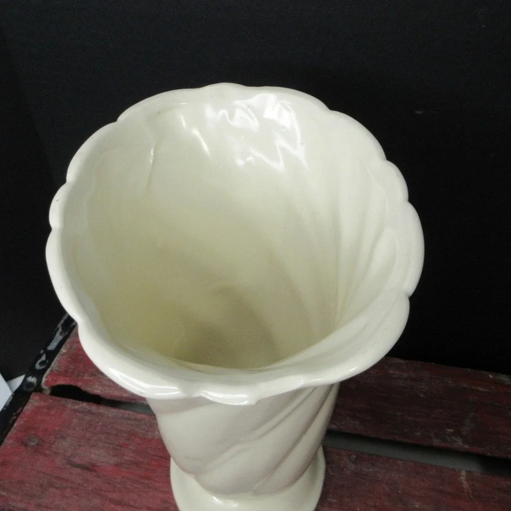 Vintage MCM Cream Ceramic Swirl Ribbed Scalloped Vase Pedestal Base Made in USA
